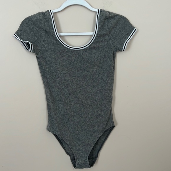𝅺hollister l Gray Short Sleeve Bodysuit - Picture 1 of 6